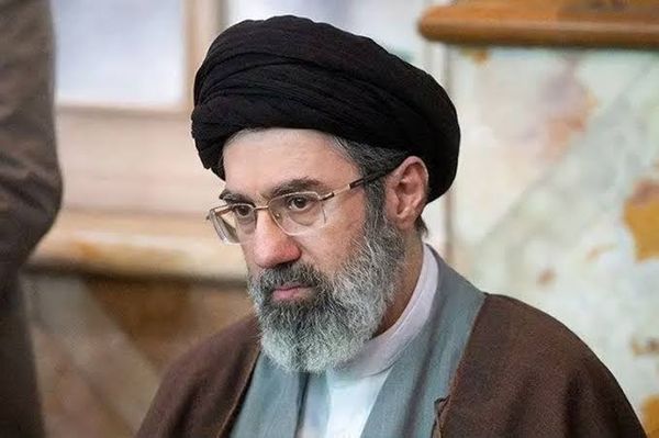 خامنئي: الوحدة أساس مواجهة الأعداء والدفاع عن الأمة