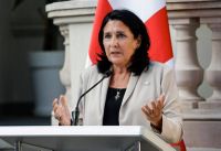 رئيسة جورجيا: أوكرانيا تطالبنا بتوريد الأسلحة وتريد فتح جبهة ثانية في بلادنا