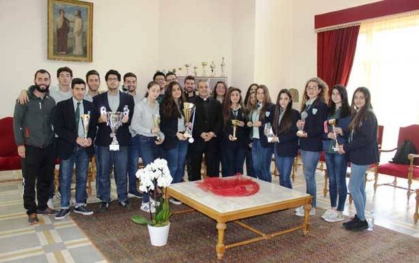 الخوري جان ــ بول أبو غزاله كرّم رياضيي مدرسة الحكمة