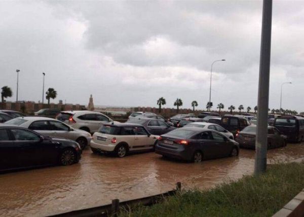 العاصفة تحوّل بعض الطرقات الى برك للمياه