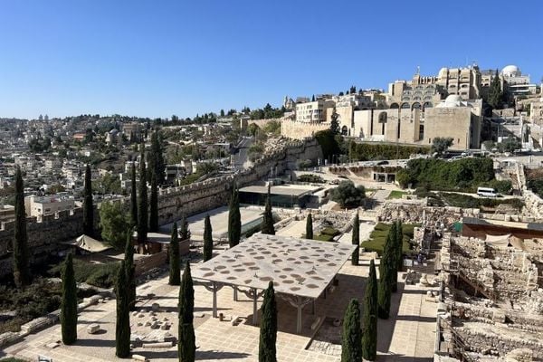 محافظة القدس: قوات الاحتلال تعتلي أسطح مقر اللجنة الشعبية ومكتب محافظة القدس وتنشر قناصة