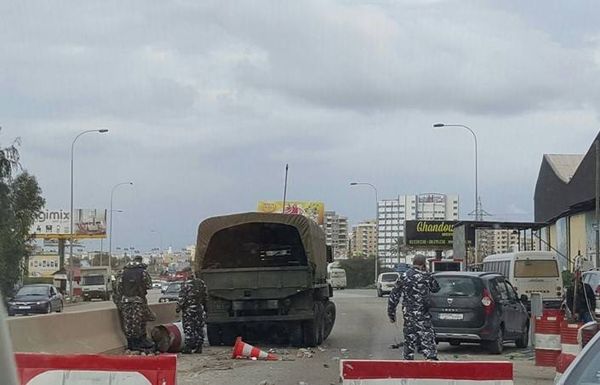 اصطدام شاحنة عسكرية بحاجز قوى الامن
