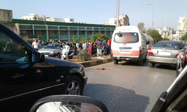 إصابة امرأة وطفل بانقلاب سيارة في مدينة طرابلس