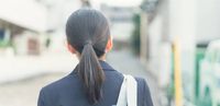 لسبب غير متوقع.. منع تسريحة ذيل الحصان في مدارس هذا البلد!
