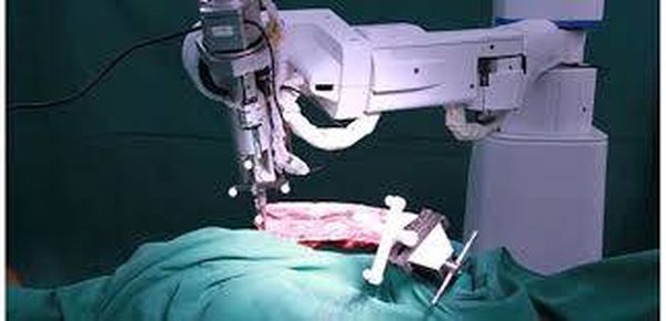 روبوت صيني يجري عملية جراحية معقدة دون تدخل بشري