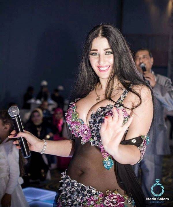 صافينار تنشر صورتها وهي ترضع طفلاً! – بالصورة