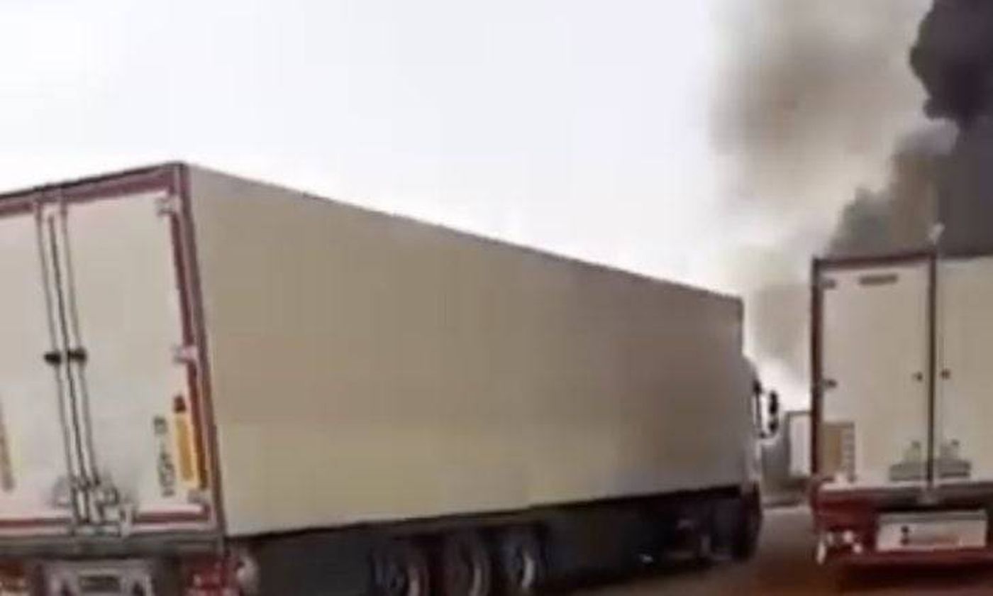 الحصار يتواصل... إحراق شاحنات مغربية غذائية متجهة الى مالي