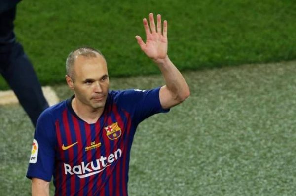 بابا الفاتيكان يحصل على قميص برشلونة الخاصة بانييستا