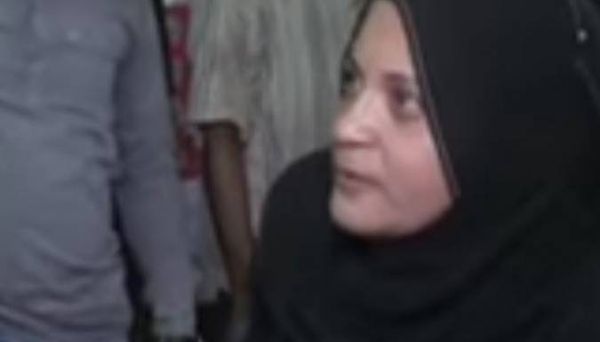 بالفيديو - رجل يضرب زوجته أمام الكاميرات ويهددها بالقتل .. شاهدوا رد فعل المذيعة!