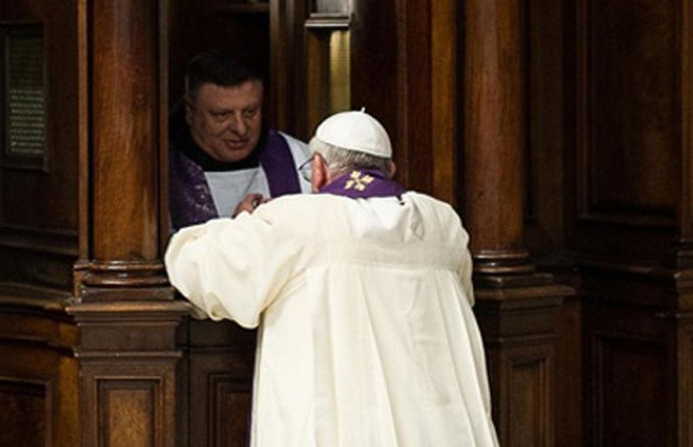  بالصورة: البابا فرنسيس يفاجئ المؤمنين ويلجأ إلى كرسي الاعتراف !