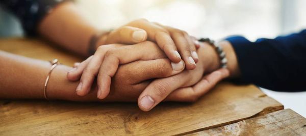 عزيزتي، هناك طرق مختلفة لـ"تشابك الأيدي" مع شريكك.. هذا ما تعنيه كل واحدة منها