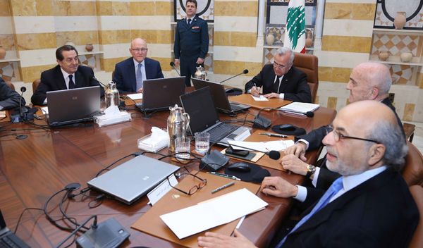 سلام جمّد استقالته بعدما قرر مجلس الوزراء إبقاء جلساته مفتوحة ...
فشلت كل الصيغ والخلاف ما زال حول ربط المقاومة بمرجعية الدولة