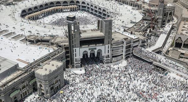 السعودية تنشر صورا بالقمر الصناعي لجبل عرفات بمشعر منى