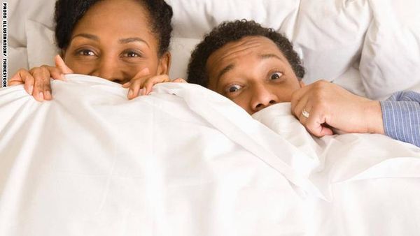ما الذي يتوجب فعله إن دخل طفلك الغرفة خلال ممارسة العلاقة الحميمية؟