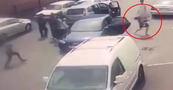 أم تجازف بحياتها لإنقاذ رضيعتها