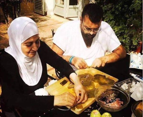 بالصورة: أحمد وبهية الحريري "يلفان" ورق العنب!