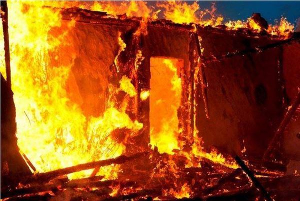 حريق في مخيم للنازحين السوريين في مخيم حدث بعلبك في البقاع