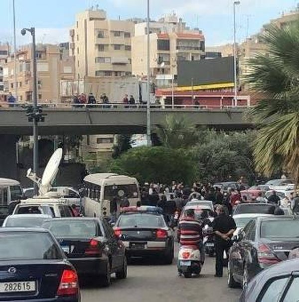 محتجون يقطعون جسر الكولا والجيش يتحرك