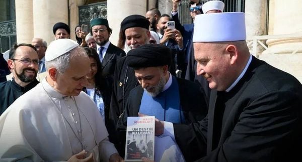 «قدرٌ في هذا المشرق» في الفاتيكان... هدية من جنبلاط إلى البابا لاوون الرابع عشر