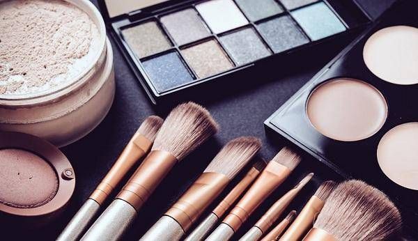 ما علاقة مستحضرات التجميل وبلوغ الفتيات المبكر؟