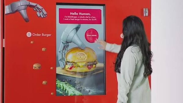 RoboBurger أول آلة لبيع البرغر في العالم تعمل بالذكاء الاصطناعي