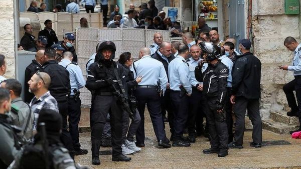 قوات الاحتلال تعتقل شقيق منفذ عملية القدس وتعتدي على النسوة والأطفال
