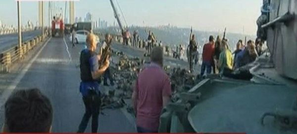 بالصور :أنصار إردوغان يهاجمون جنودا مؤيدين للانقلاب استسلموا على جسر باسطنبول