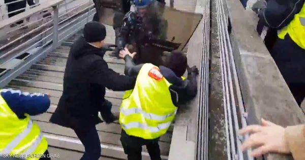 بعد العلقة الساخنة للشرطة.. فرنسا تكشف هوية المتظاهر الملاكم