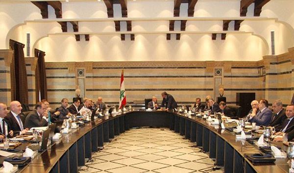 المجابهة الجدية بدأت بين عون مع بري والحريري وجنبلاط والكتائب... فمن ينتصر؟
الحكومة ستنفجر الخميس القادم ووزراء 8 آذار : تغطية البعض بحضور وزراء بري لن يفيد
حزب الله رد بعنف على ريفي.. المشنوق لبري : «اليوم دور الشيعة في سجن رومية»