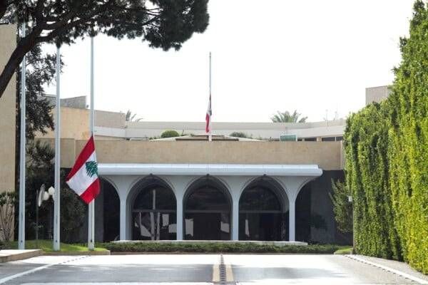 في الذكرى الخامسة لانفجار المرفأ... تنكيس علم لبنان في قصر بعبدا
رئيس الجمهوريّة: سنواصل الضغط لتقديم كلّ المسؤولين
عن الجريمة إلى العدالة أيّاً كانت مراكزهم وانتماءاتهم