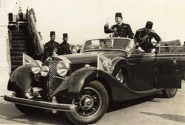 الملك فاروق في نزهة اولى بالسيارة التي اهداه اياها هتلر بمناسبة زواجه