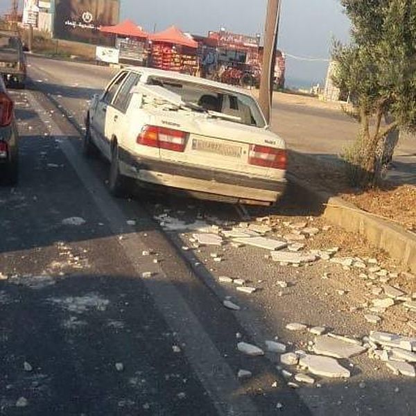سقوط حمولة شاحنة على أوتوستراد كفرعبيدا – جبيل! (صور)