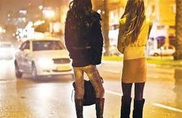بالفيديو: كيف يتم التفاوض مع المومسات في خلدة...