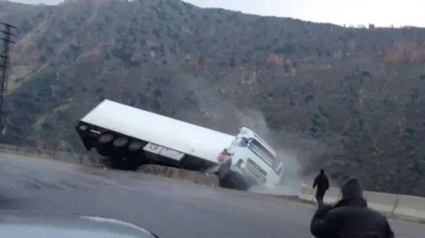 إنزلاق شاحنة على طريق الخردلي