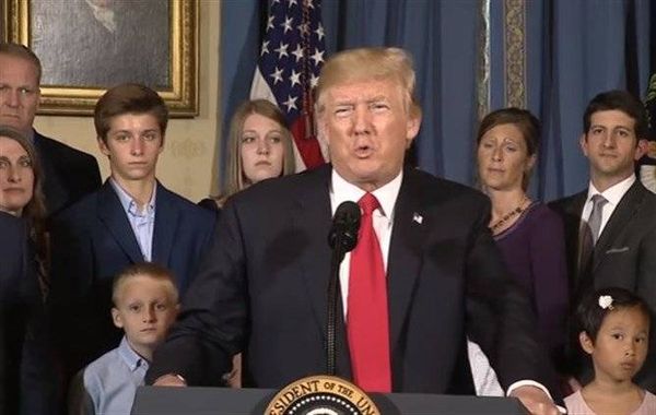 بالفيديو: حاجبا هذه المرأة يسرقان الأضواء من خطاب دونالد ترامب.. غرابتهما أشعلت كل المواقع
