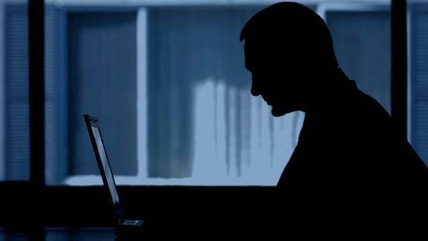 هل يؤدي التحديق مطولًا في الكمبيوتر إلى العمى؟