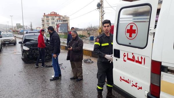 بالصور: جريح اثر حادث سير عند مفترق عنجر
