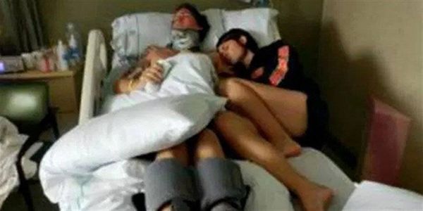 رفضت أن توقف أجهزة التنفس الإصطناعي عن زوجها.. وبعد ثلاث سنوات، قال كلمة واحدة!