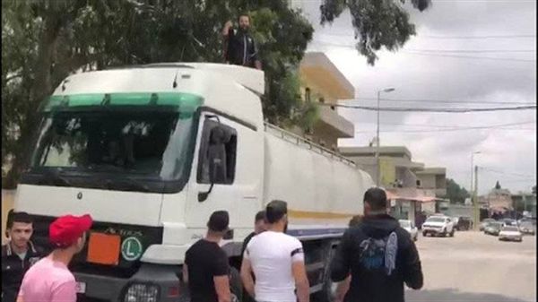 شبان يصادرون صهريج محروقات في كفر ملكي