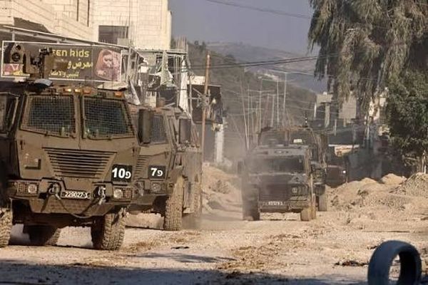 "الجزيرة": القوات الإسرائيلية تداهم منزلا بعد توغلها في قرية طرنجة بريف القنيطرة الشمالي