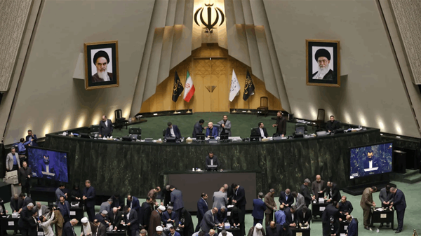 إيران تقرّ فرض رسوم على سفن الدول المسموح لها بعبور مضيق هرمز