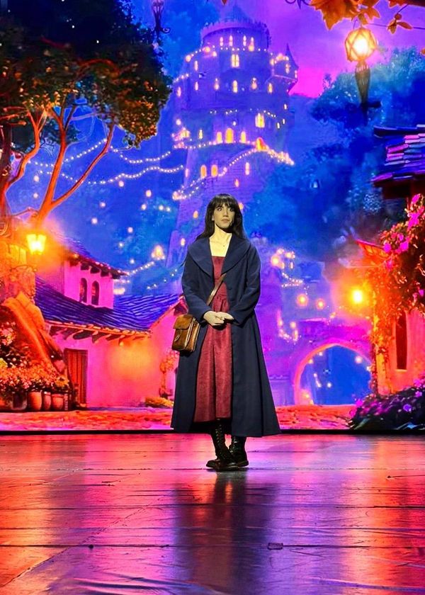 راوية حكايات عيد الميلاد المسحورة... مسرحية موسيقية جديدة للأعياد من تأليف لارا راين