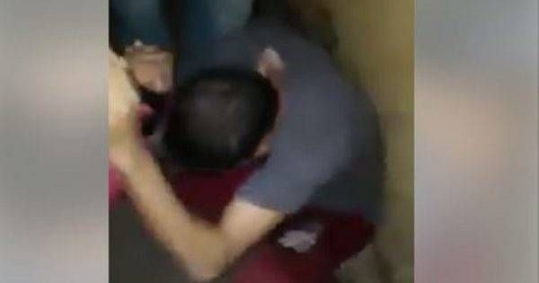 فيديو لشاب سوري يتعرّض للضرب وهذا ما أُجبر عليه!