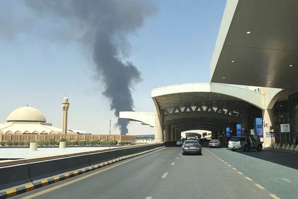 وكالة الصحافة الفرنسية: اشتعال خزان وقود تابع لشركة أرامكو قرب مطار الرياض.