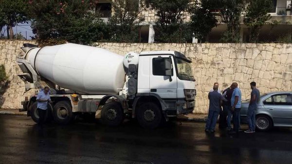 بالصور.."جبّالة باطون"تجتاح عدداً من السيارات في منطقة الجديدة