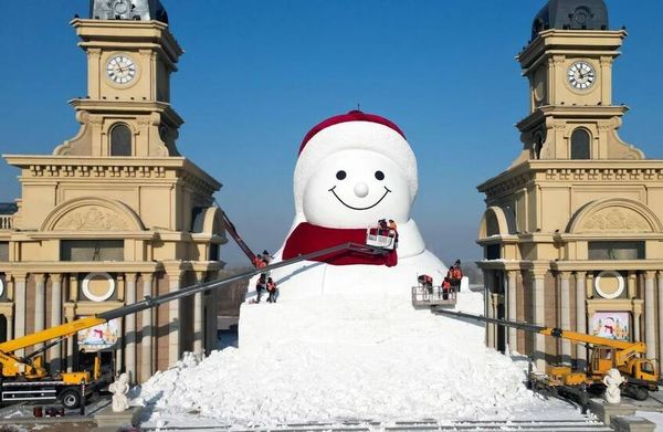 في 11 يوما فقط.. الصين تبني رجل ثلج بارتفاع 6 طوابق في هاربين