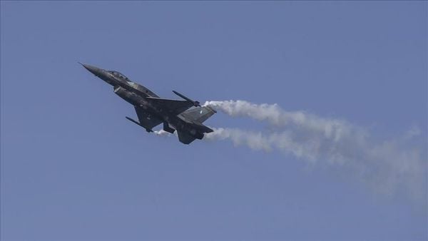 مصرع طيار وفقدان آخر إثر تحطم مقاتلة يونانية خلال عرض جوي