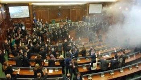 بالفيديو.. نواب  يطلقون قنابل الغاز داخل البرلمان والسبب..؟!