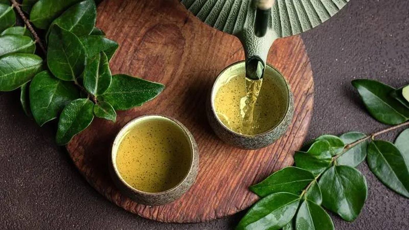 6 آثار جانبية محتملة للشاي الأخضر وكيفية تجنبها