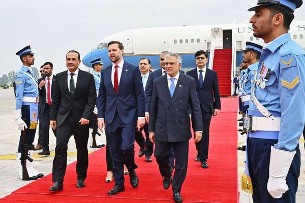 "ثلاثية مباشرة".. البيت الأبيض يعلّق على محادثات إسلام آباد مع إيران